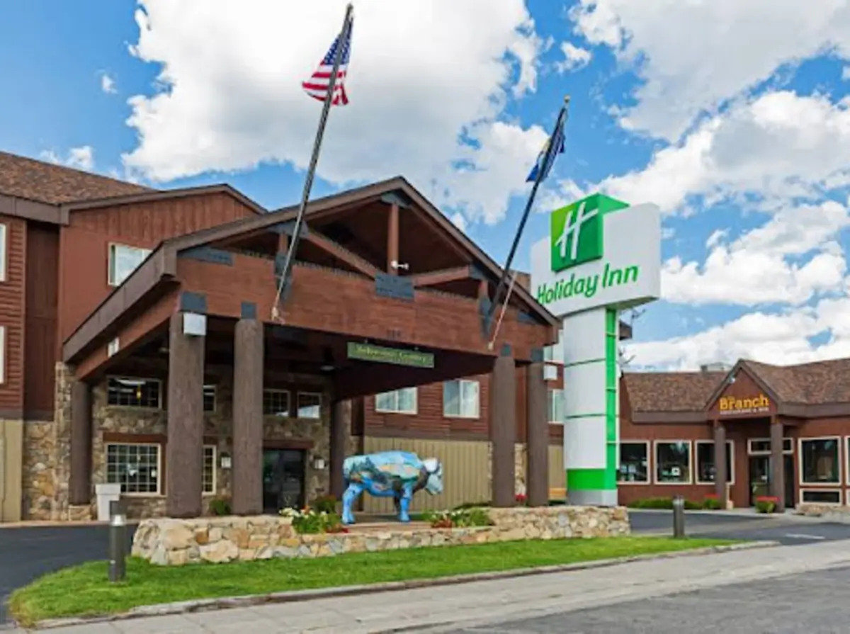 Are There Hotels in Yellowstone National Park