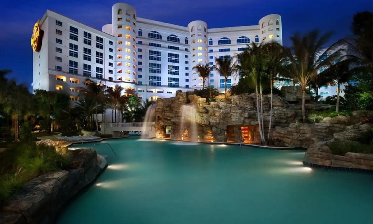 Does Hollywood Casino Have a Hotel