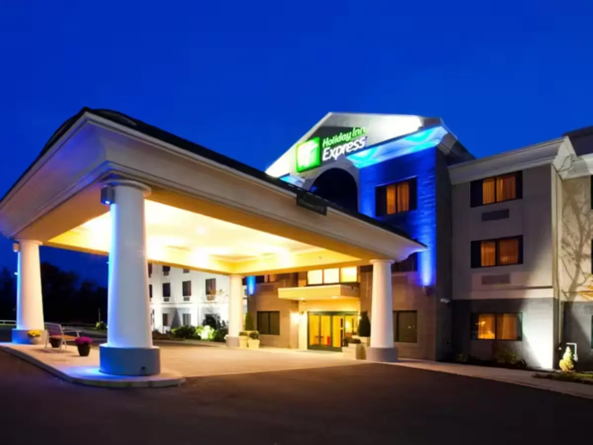 Is There a Hotel at the Syracuse Airport